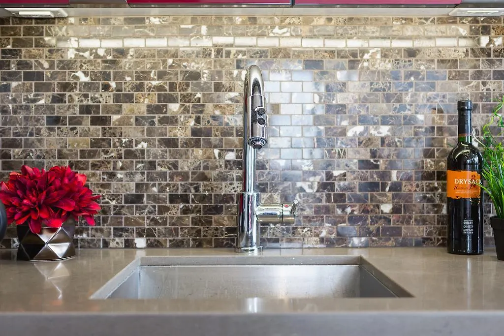 Gorgeous 2-Bedroom In The Heart Of Downtown Toronto