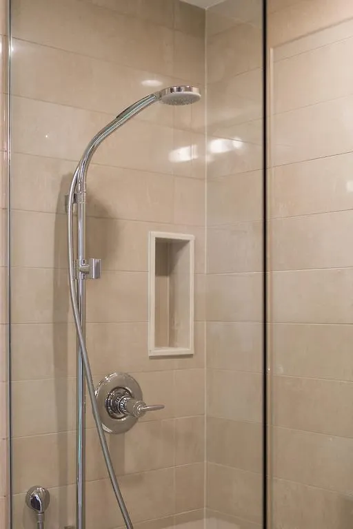 Gorgeous 2-Bedroom In The Heart Of Downtown Toronto